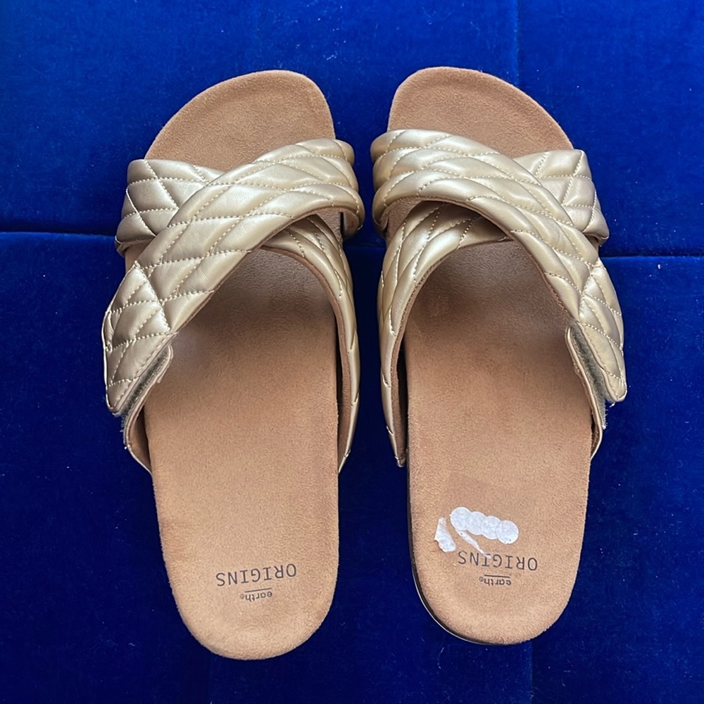 Gold comfy sandals in great condition
